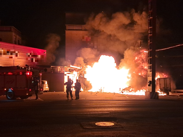 울진 후포 식자재마트에 화재가 발생해 출동한 소방이 진압하고 있다. 경북소방본부 제공