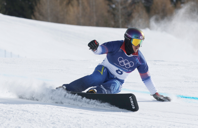 김상겸이 8일(현지 시간) 이탈리아 리비뇨 스노 파크에서 2026 밀라노 동계 올림픽 스노보드 남자 평행대회전 16강 경기를 치르고 있다. 연합뉴스