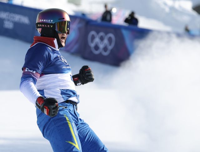 김상겸이 8일(현지 시간) 이탈리아 리비뇨 스노 파크에서 열린 2026 밀라노 동계 올림픽 스노보드 남자 평행대회전 준결승에 출전, 결승 진출을 확정한 뒤 환호하고 있다. 연합뉴스