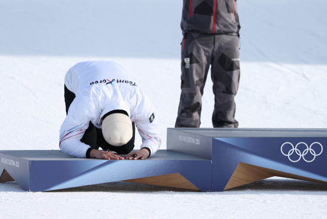김상겸이 8일(현지 시간) 이탈리아 리비뇨 스노 파크에서 열린 2026 밀라노 동계 올림픽 스노보드 남자 평행대회전에 출전, 은메달을 따낸 뒤 시상대에 올라 큰절을 하고 있다. 연합뉴스