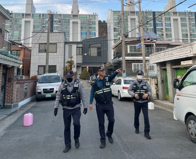 김종철 청장이 현장 순찰을 하면서 안전 점검을 하고 있다.