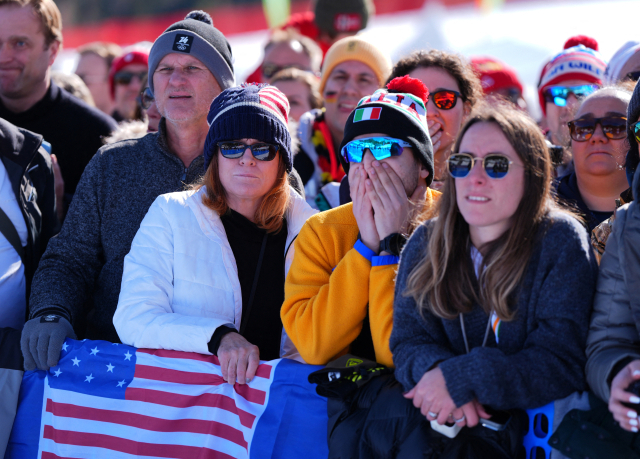 린지 본이 8일(한국 시간) 이탈리아 코르티나담페초 토파네 알파인스키센터에서 열린 2026 동계 올림픽 여자 활강 결승 도중 넘어져 일어나지 못하자 관중들이 걱정스런 모습으로 바라보고 있다. 로이터 연합뉴스