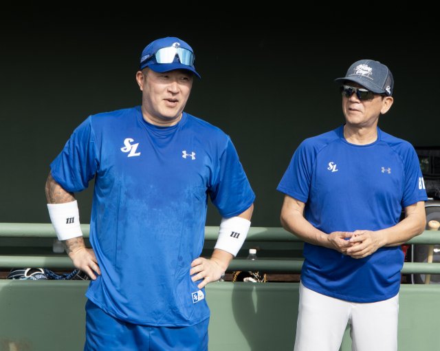 삼성 라이온즈의 최형우가 최근 괌에서 진행된 1차 전지훈련 도중 최일언 수석코치와 대화하는 모습. 삼성 제공