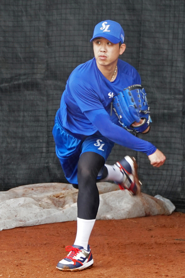 삼성 라이온즈의 새 식구 임기영이 괌에서 열린 스프링캠프에 참가해 투구 연습을 하고 있다. 삼성 제공