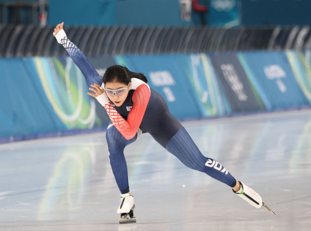 2026 밀라노-코르티나담페초 동계올림픽 스피드스케이팅에 출전하는 이나현이 8일(현지시간) 이탈리아 밀라노 스피드스케이팅 스타디움에서 훈련을 하고 있다. 이나현은 9일 여자1000m 출전을 앞두고 있다. 연합뉴스