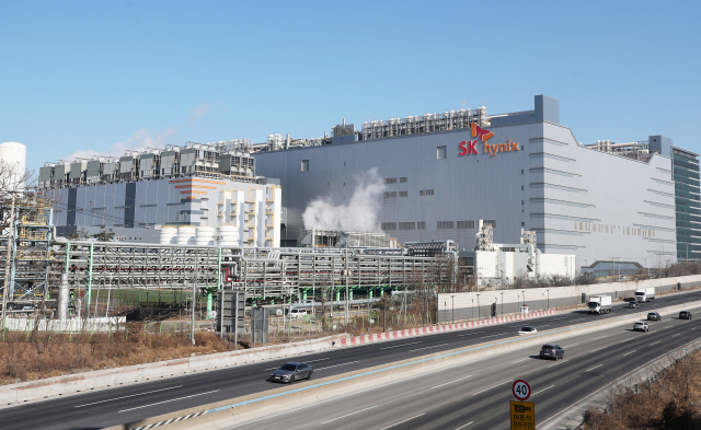 SK하이닉스가 지난해 인공지능(AI) 반도체 수요 급증에 힘입어 매출액 97조원, 영업이익 47조원을 넘어 2024년에 이어 또다시 역대 최고 실적을 경신했다. 지난해 4분기에도 매출 32조원, 영업익 19조원을 넘어 연간과 분기 모두 사상 최고 기록을 달성했고, 영업이익률까지 58%로 역대급 기록을 세웠다. 사진은 29일 경기도 이천시 SK하이닉스 본사 모습. 연합뉴스