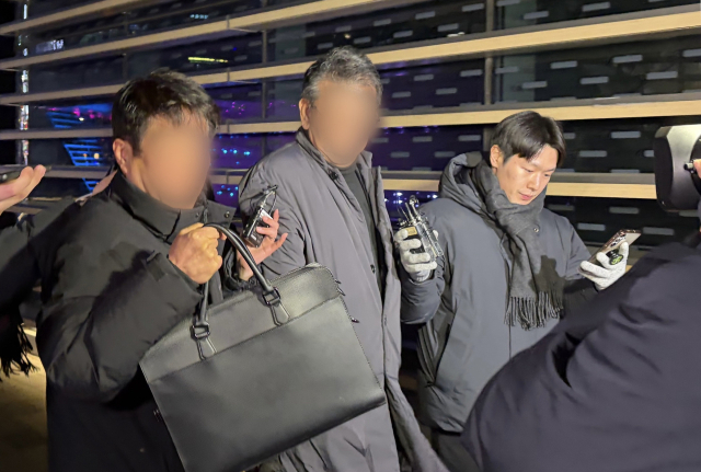 인천 강화군 중증장애인 거주시설 색동원 시설장 김씨(가운데)가 4일 오후 7시 7분께 2차 조사를 마치고 서울 중구 서울경찰청 조사실에서 나오고 있다. 연합뉴스