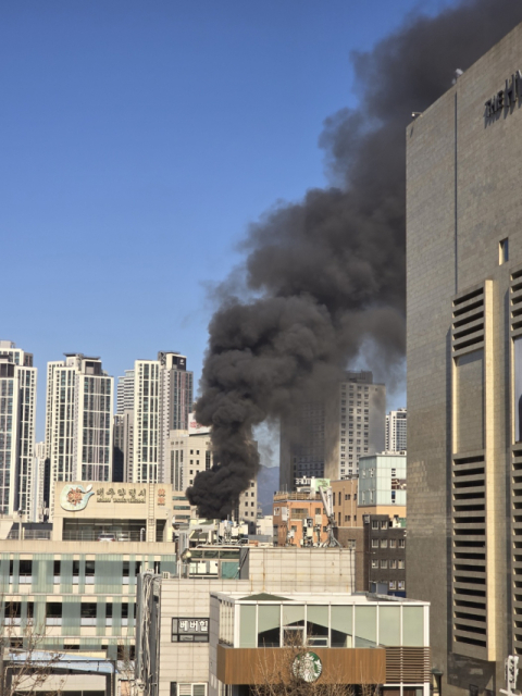 대구 종로 음식점 옥상서 큰 불…소방 진화 작업 중