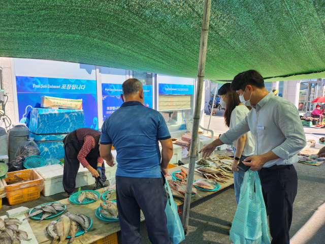 지난해 평해전통시장 장보기. 울진군 제공