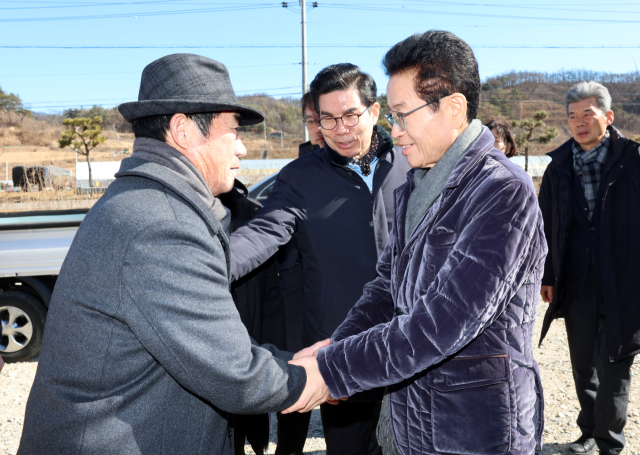 이철우 경북도지사는 9일 오전 초대형 산불 피해를 입은 영덕군 영덕읍 화수리 화수마을을 찾아, 주민들을 위로하고 설 제수용품을 전달했다. 경북도 제공.