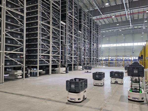 자동 이송 장비(AMR)를 이용하여 화물을 옮기고 있는 모습. [사진=해수부]