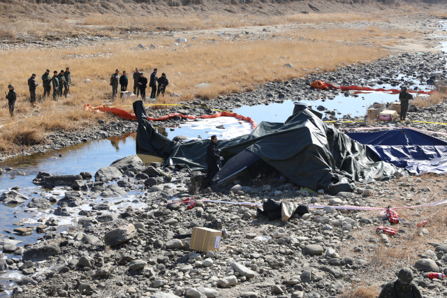 9일 경기도 가평군 조종면 현리에서 육군 코브라 헬기가 추락해 군 당국이 현장을 통제하고 있다. 연합뉴스