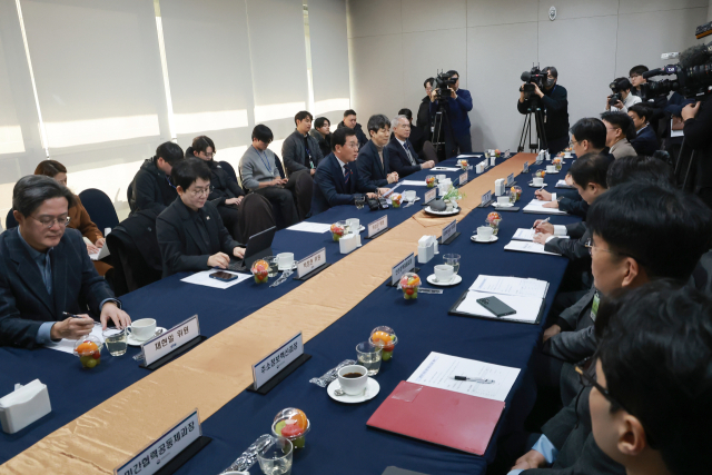 국회 행정안전위원장인 더불어민주당 신정훈 의원이 20일 국회에서 열린 행정안전부 여당 행안위원 대상 행정통합 관련 보고회에 참석해 발언하고 있다. 행안부에서는 김민재 차관이 참석했다. 연합뉴스