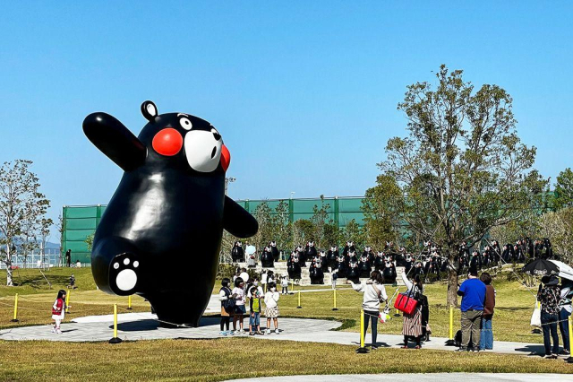 일본 구마모토현의 세계 최대급 크루즈 수용 시설인 쿠마몬 포트 야츠시로의 쿠마몬 조형물. 구마모토 투어리즘 가이드 웹사이트