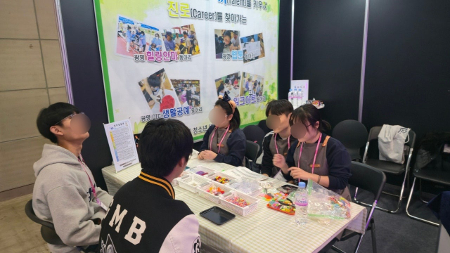 대구광명학교는 학생들이 직접 제작한 제품을 교내 플리마켓에서 판매해 마련한 수익금을 네팔 카트만두에 위치한 청각장애 특수학교(Central Secondary School for the Deaf)에 기부했다. 대구시교육청 제공