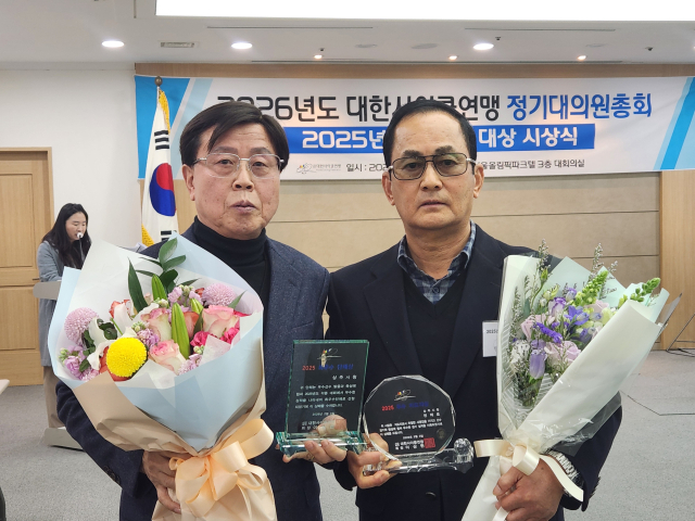 상주시청 여자사이클팀을 이끌고 있는 전제효(오른쪽) 감독이 