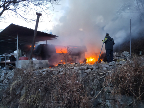 김천시 증산면 단독주택 화재로 전소, 인명피해 없어