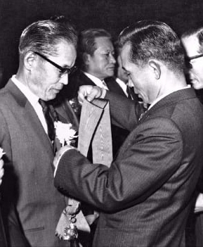 1969년 열린 제6회 수출의 날 기념식에서 박정희 대통령(오른쪽)이 이병철 삼성그룹 회장에게 금탑산업훈장을 수여하고 있다. 호암재단 
