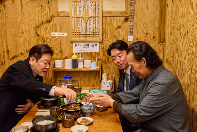 李, 통인시장서 소머리국밥 식사…