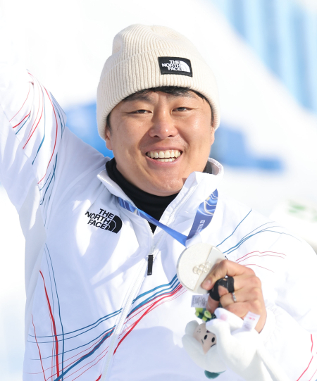 '3전 4기' 김상겸, 기적의 은빛 질주…스노보드 평행대회전 銀 수확