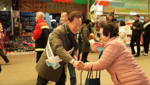 설 앞두고 전통시장으로…봉화군 장보기로 지역경제 살린다