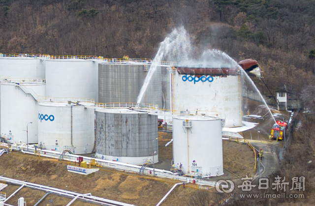10일 경북 경산시 하양읍 대한송유관공사 영남지사 옥외탱크 저장소에서 화재가 발생해 소방당국이 진화작업을 벌이고 있다. 안성완 기자 asw0727@imaeil.com