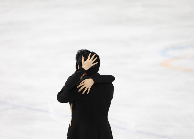 9일(현지시간) 이탈리아 밀라노 아이스스케이팅 아레나에서 열린 2026 밀라노·코르티나담페초 동계올림픽 피겨스케이팅 아이스댄스 리듬댄스에서 임해나와 권예가 연기를 마친 뒤 포옹하고 있다. 연합뉴스