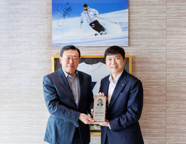 유승민 대한체육회 회장(오른쪽)이 16일 서울 송파구 롯데월드타워에서 신동빈 롯데그룹 회장에게 감사패를 수여, 기념 촬영하고 있다. 연합뉴스