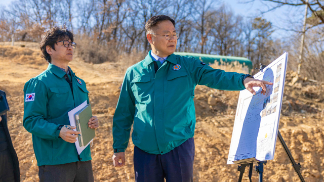 김재욱(오른쪽) 칠곡군수가 북삼오평일반산업단지 현황판을 보고 있다. 칠곡군 제공