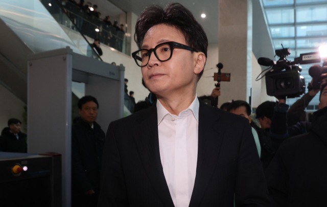 국민의힘 한동훈 전 대표가 14일 당 윤리위원회가 본인을 제명 결정한 것과 관련해 입장을 밝힌 뒤 회견장을 떠나고 있다. 연합뉴스