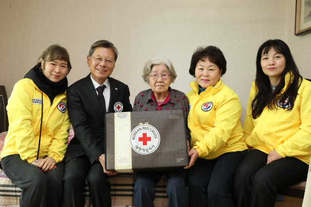 배인호 대한적십자사 대구지사의 회장과 적십자 봉사원들이 설 연휴를 앞두고 대구 동구에 사는 고령 이산가족 가정을 방문해 위로 인사를 전하고 있다. 대한적십자사 대구지사 제공