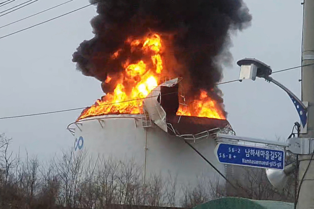 10일 오전 경북 경산시 하양읍 대한송유관공사 영남지사 옥외 유류저장탱크에서 불이 나 화염과 검은 연기가 하늘로 솟구치고 있다. 연합뉴스