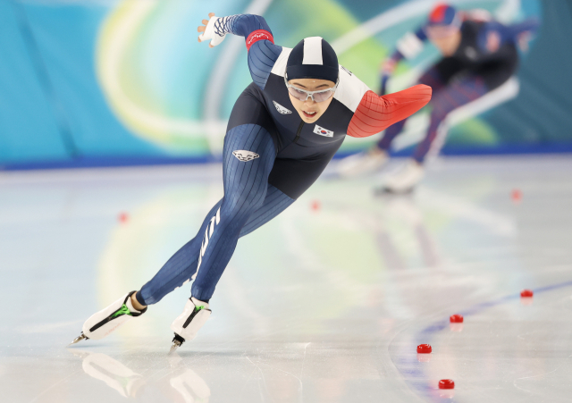 이나현이 9일(현지 시간) 이탈리아 밀라노 스피드스케이팅 스타디움에서 열린 2026 밀라노 동계 올림픽 스피드스케이팅 여자 1,000ｍ 경기에 참가해 질주하고 있다. 연합뉴스