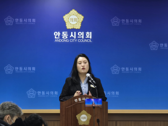 10일 안동시의회에서 김새롬 안동시의원이 자신이 과거 고발됐던 경위를 간략히 언급하며 고발사주 의혹에 대한 기자회견을 하고 있다. 김영진 기자