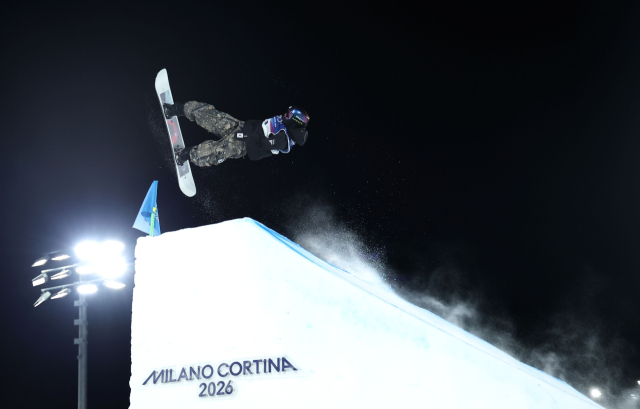 유승은이 9일(현지 시간) 이탈리아 리비뇨 스노파크에서 열린 2026 밀라노 동계 올림픽 스노보드 여자 빅에어 결선에 참가, 기술을 선보이고 있다. 연합뉴스