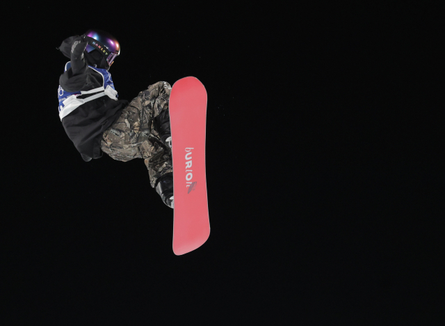 유승은이 9일(현지 시간) 이탈리아 리비뇨 스노파크에서 열린 2026 밀라노 동계 올림픽 스노보드 여자 빅에어 결선에 참가, 고난도 기술을 펼치고 있다. 연합뉴스