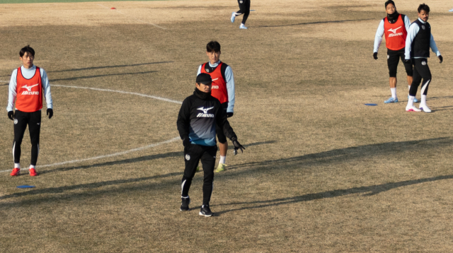 남해 전지훈련장에서 선수들에게 전술을 지시하는 김병수 감독. 이화섭 기자