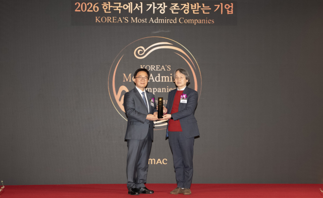 10일 인증식에서 박종백 부총장(오른쪽)이 인증패를 수여받고 한수희 KMAC 대표이사와 기념촬영을 하고 있다. 영진전문대 제공