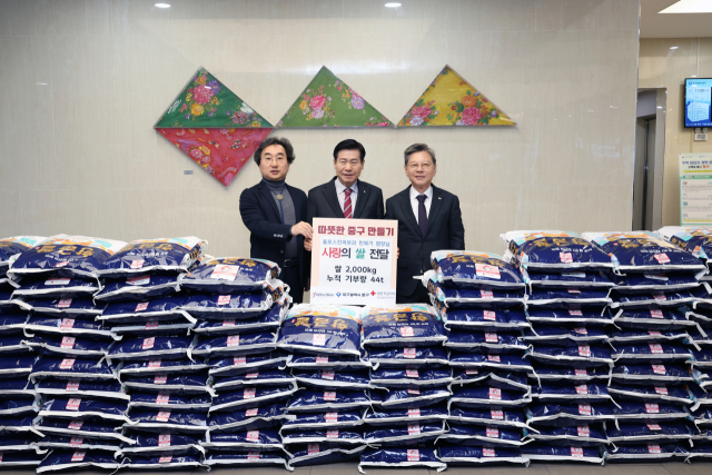 민복기 대구광역시의사회 회장(올포스킨피부과의원 대표원장)이10일 중구청에서 사랑의 쌀 전달식을 열고 쌀 2톤을 대한적십자사에 기탁했다.