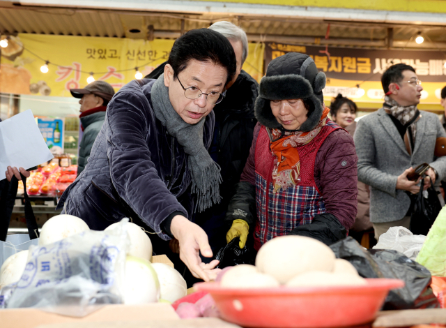 이철우 경북도지사가 10일 경주 성동시장을 찾아 설 맞이 제수용품 등을 구매하고 있다. 경북도 제공.