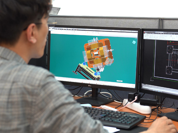 금룡테크 직원에 초전도 자석 설계 작업을 수행하고 있다. 금룡테크 제공