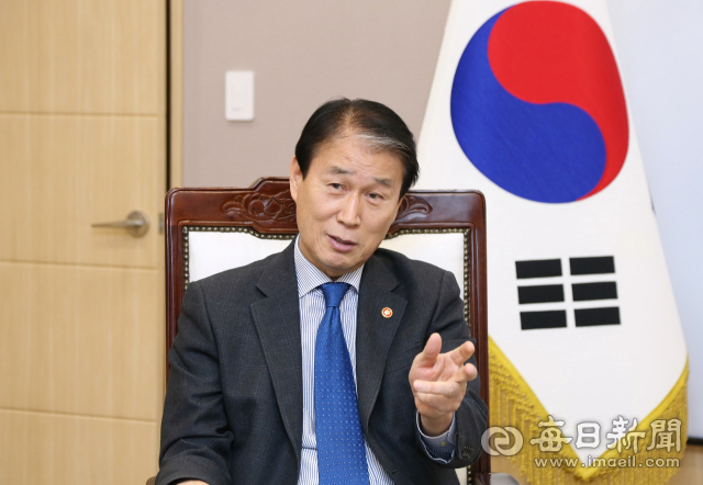 권오을 국가보훈부 장관이 10일 서울 용산구 서울지방보훈청에서 매일신문과 인터뷰를 통해 보훈 정책과 관련한 견해를 설명하고 있다. 2026.2.10. 이무성 객원기자