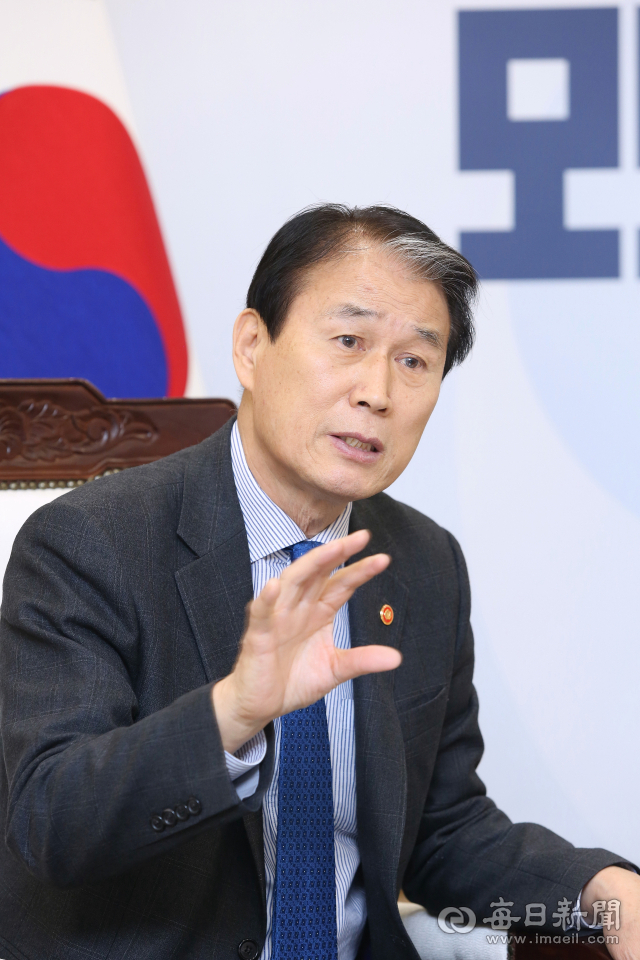 권오을 국가보훈부 장관이 10일 서울 용산구 서울지방보훈청에서 매일신문과 인터뷰를 통해 보훈 정책과 관련한 견해를 설명하고 있다. 2026.2.10. 이무성 객원기자