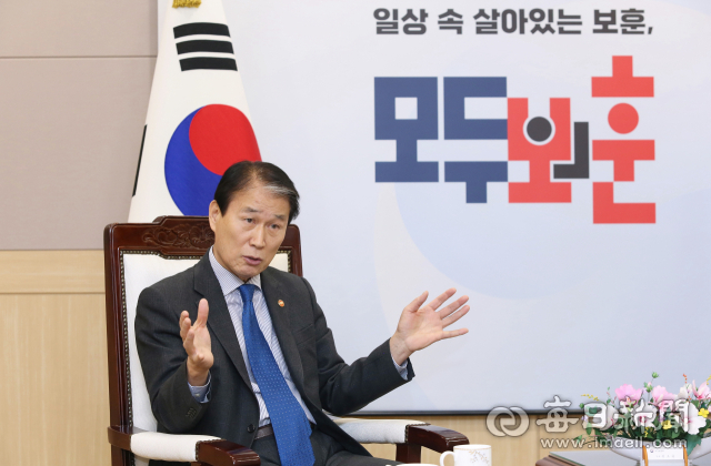 권오을 국가보훈부 장관이 10일 서울 용산구 서울지방보훈청에서 매일신문과 인터뷰를 통해 보훈 정책과 관련한 견해를 설명하고 있다. 2026.2.10. 이무성 객원기자
