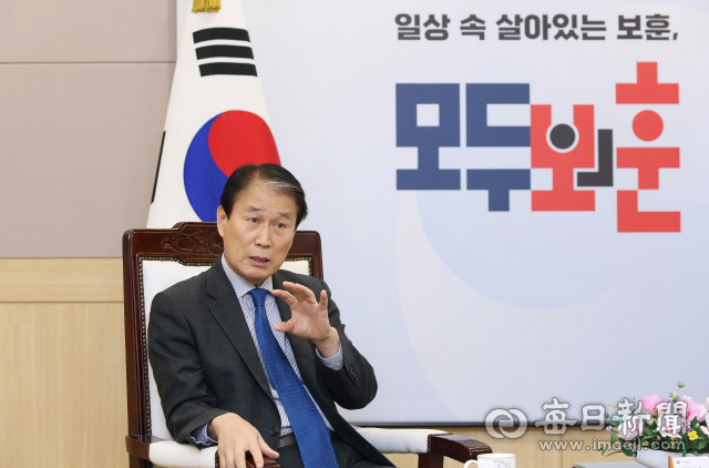 권오을 국가보훈부 장관이 10일 서울 용산구 서울지방보훈청에서 매일신문과 인터뷰를 통해 보훈 정책과 관련한 견해를 설명하고 있다. 2026.2.10. 이무성 객원기자