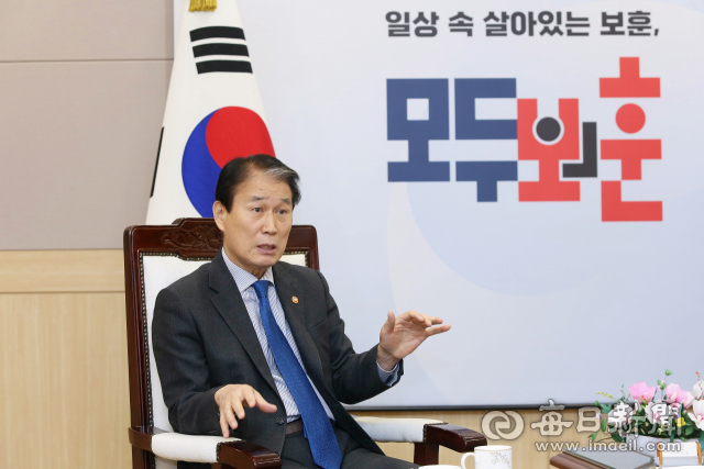 권오을 국가보훈부 장관이 10일 서울 용산구 서울지방보훈청에서 매일신문과 인터뷰를 통해 보훈 정책과 관련한 견해를 설명하고 있다. 2026.2.10. 이무성 객원기자