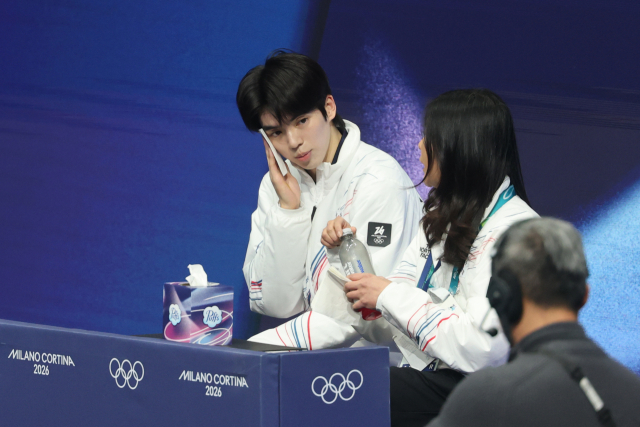 10일(현지시간) 이탈리아 밀라노 아이스스케이팅 아레나에서 열린 2026 밀라노·코르티나담페초 동계올림픽 남자 싱글 쇼트 프로그램에 출전한 차준환이 연기를 마친 뒤 키스앤크라이존에서 점수를 확인하고 있다. 차준환은 이날 경기에서 기술점수 50.08점, 예술점수(PCS) 42.64점을 받아 총점 92.72점을 기록했다. 연합뉴스