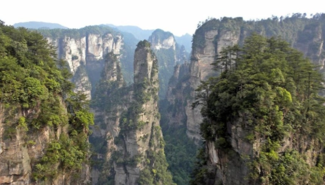 中 장가계서 한국인 관광객 태운 버스 '쾅'…2명 부상