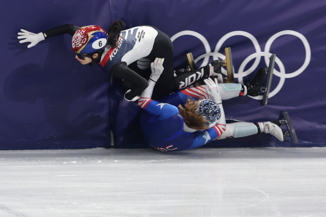 김길리가 10일 이탈리아 밀라노 아이스스케이팅 아레나에서 열린 2026 밀라노 동계 올림픽 쇼트트랙 혼성계주 준결승 도중 미국의 코린 스토더드를 피하지 못해 충돌한 뒤 넘어지고 있다. 연합뉴스