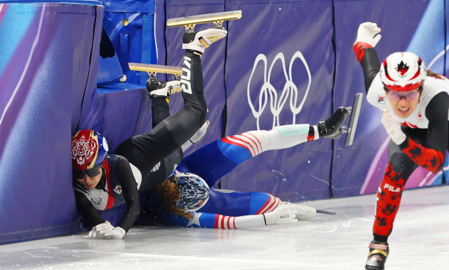 김길리가 10일 이탈리아 밀라노 아이스스케이팅 아레나에서 열린 2026 밀라노 동계 올림픽 쇼트트랙 혼성계주 준결승 도중 미국의 코린 스토더드와 충돌해 넘어지고 있다. 연합뉴스